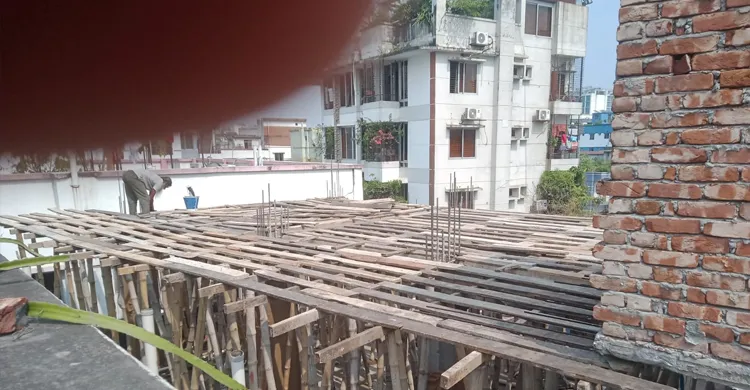 বাড্ডায় বহতল ভবন নির্মাণে চরম ঝুঁকিতে পার্শ্ববর্তী বাসিন্দারা