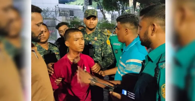 ইসি কার্যালয়ের সামনে ককটেল বিস্ফোরণ, যুবক আটক