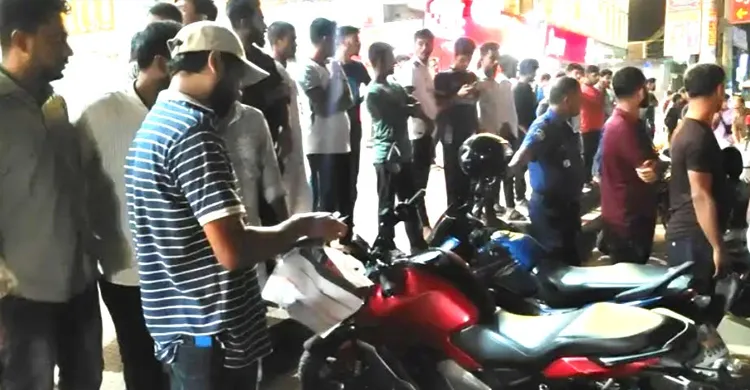 সড়কে অবৈধ মোটরসাইকেল পার্কিং, ট্রাফিক পুলিশের মামলা ও গাড়ি আটক