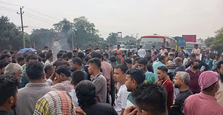 রূপগঞ্জে বকেয়া বেতন-ভাতার দাবিতে ঢাকা-সিলেট মহাসড়ক অবরোধ, অগ্নিসংযোগে দীর্ঘ যানজট