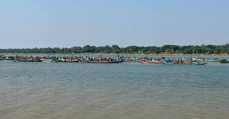 ট্রলারসহ ৭ জেলেকে ধরে নিয়ে গেল আরাকান আর্মি