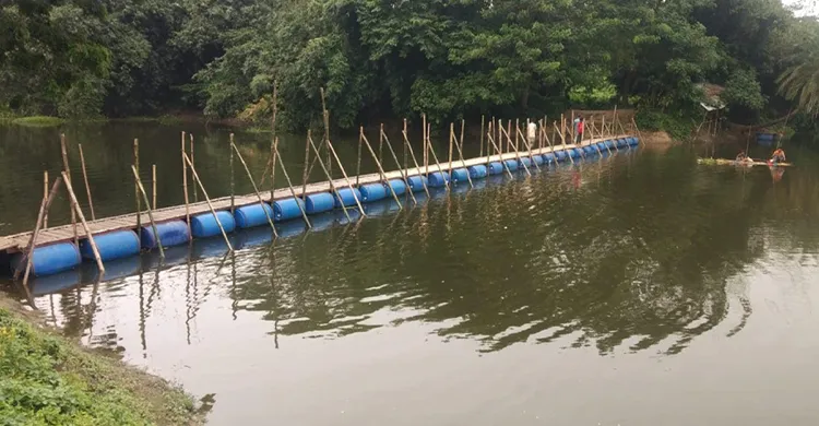 সাতক্ষীরার ৫ গ্রামের চলাচলের একমাত্র ভরসা ভাসমান বাঁশের সাঁকো