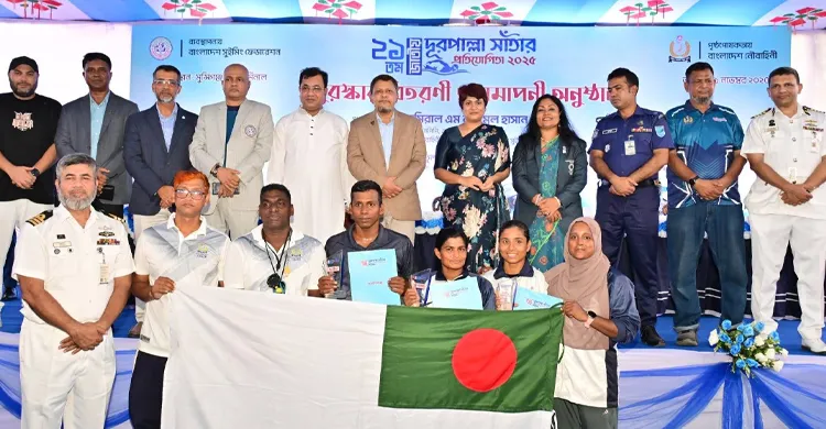 ধলেশ্বরী নদীতে ২১তম জাতীয় দূরপাল্লা সাঁতার প্রতিযোগিতা অনুষ্ঠিত