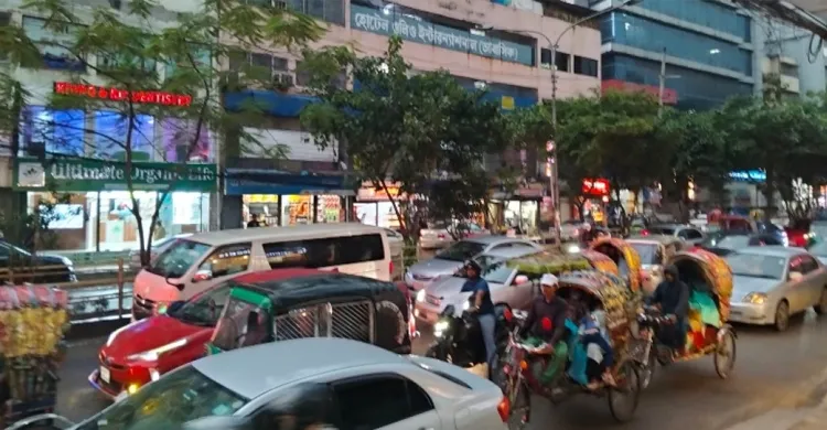 বিকেলেই অন্ধকার নেমে এলো ঢাকায়, মাসের শুরুতেই মুষলধারে বৃষ্টি