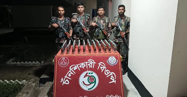 চাঁপাইনবাবগঞ্জে বিজিবির অভিযানে মালিকবিহীন ৮৯ বোতল মদ জব্দ