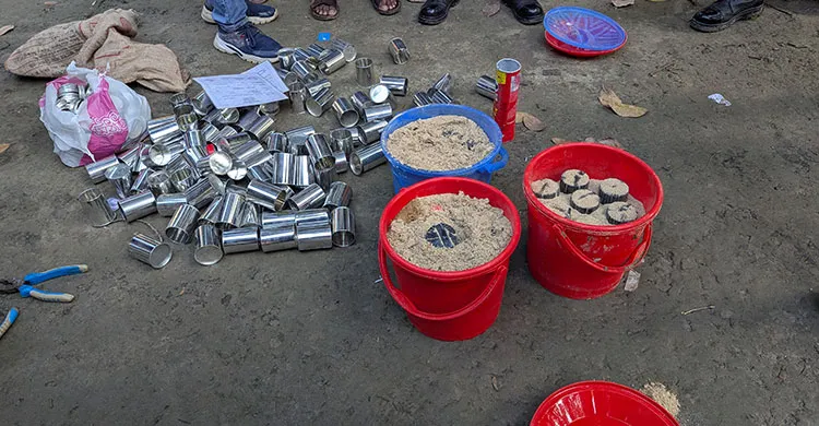 মুন্সীগঞ্জে আ'লীগ নেতার বোনের বাড়িতে ২৩ তাজা ককটেল উদ্ধার, ভাগ্নিজামাই আটক