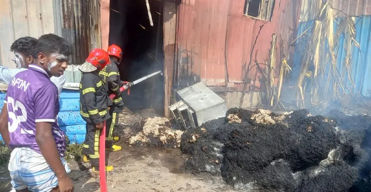 টঙ্গীতে তুলার গুদামে আগুন, দেড় ঘণ্টায় নিয়ন্ত্রণে