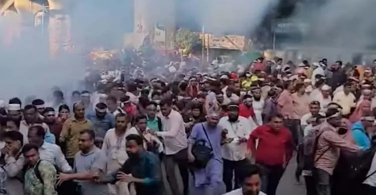 প্রাথমিকের শিক্ষকদের পদযাত্রায় পুলিশের বাধা, সাউন্ড গ্রেনেড-টিয়ার শেল নিক্ষেপ