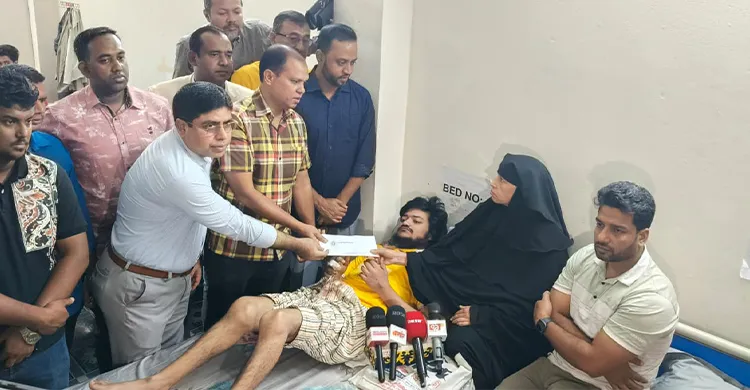 ক্যান্সার আক্রান্ত মা ও তার পঙ্গু ছেলের পাশে দাঁড়ালেন তারেক রহমান