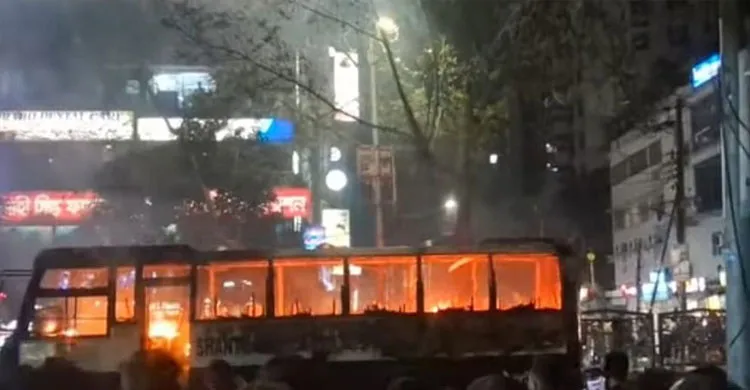 ধানমন্ডিতে ল্যাবএইড হাসপাতালের সামনে বাসে আগুন