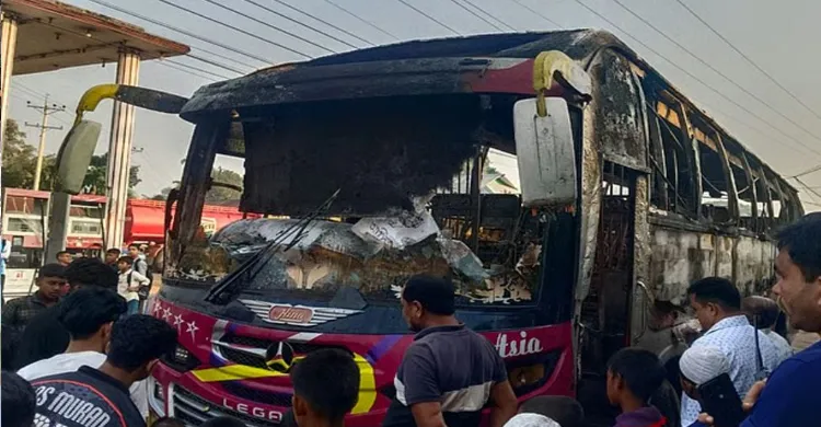 ময়মনসিংহে বাসে আগুন, ঘুমন্ত চালকের মৃত্যু