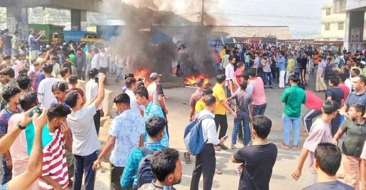 গাজীপুর-৬ আসন বহাল রাখার দাবিতে টঙ্গীতে সড়ক অবরোধ