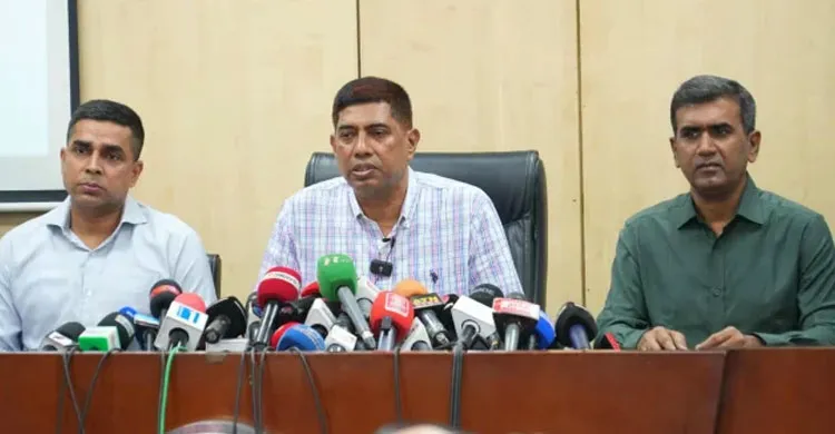 লকডাউনে আতঙ্কের কিছু নেই, টাকার বিনিময়ে স্লোগান দিচ্ছে রিকশাওয়ালারা: ডিবি প্রধান