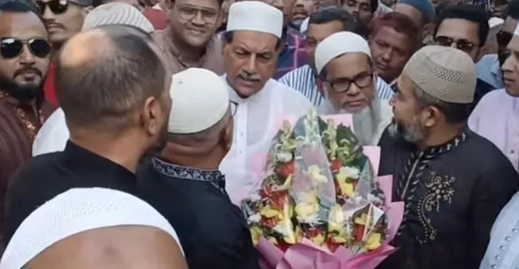 নরসিংদীতে ধানের শীষে ভোট চেয়ে লিফলেট বিতরণ করলেন খোকন