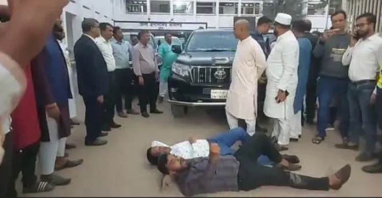 সেতু ও গ্যাসের দাবিতে ভোলায় তিন উপদেষ্টার সামনে শুয়ে পড়ে জনতা