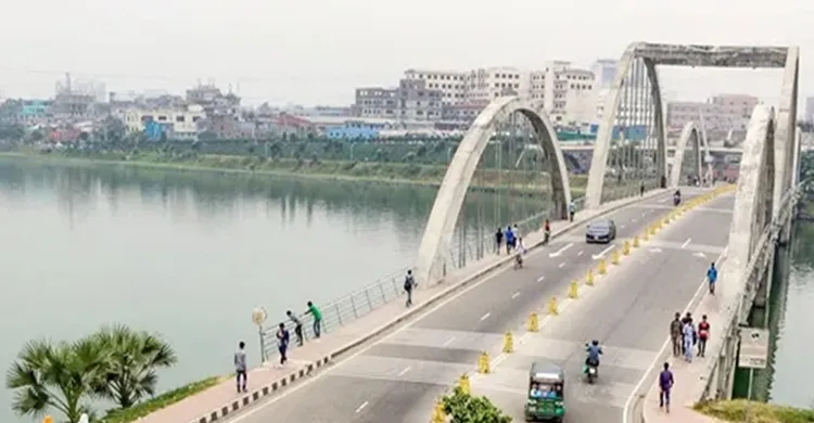 হাতিরঝিলে ককটেল বিস্ফোরণ, মোটরসাইকেলে আগুন