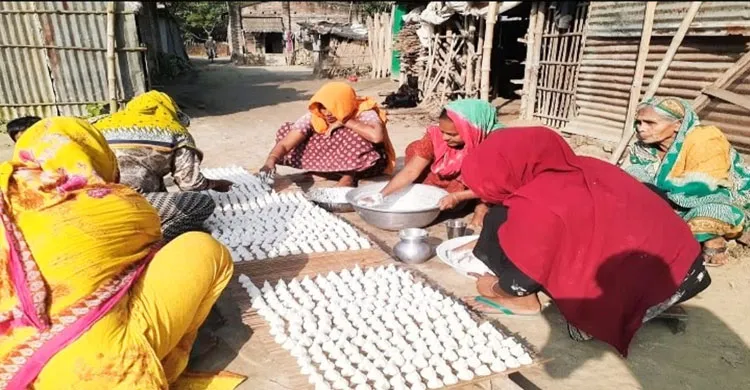 কুমড়ো বড়ি তৈরিতে ব্যস্ত জীবননগরের নারীরা