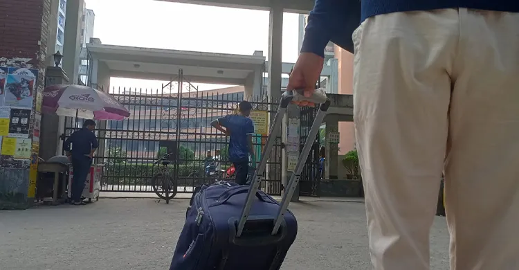 ঢাবিতে হল ত্যাগের ঢল, প্রশাসনিক সিদ্ধান্তে মিশ্র প্রতিক্রিয়া