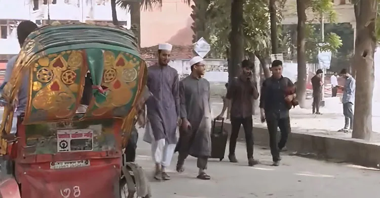 হল ছাড়ছেন অনেকে, অনীহা কিছু শিক্ষার্থী