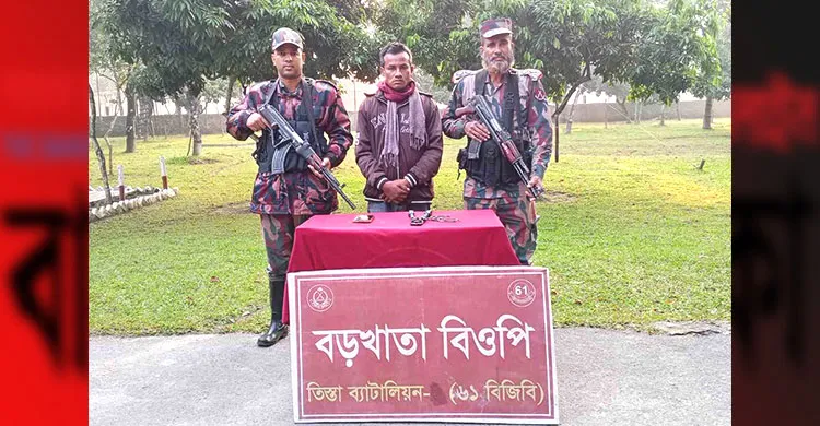 হাতীবান্ধা সীমান্তে তারকাঁটা কাটতে গিয়ে চিহ্নিত গরু চোরাকারবারি আটক