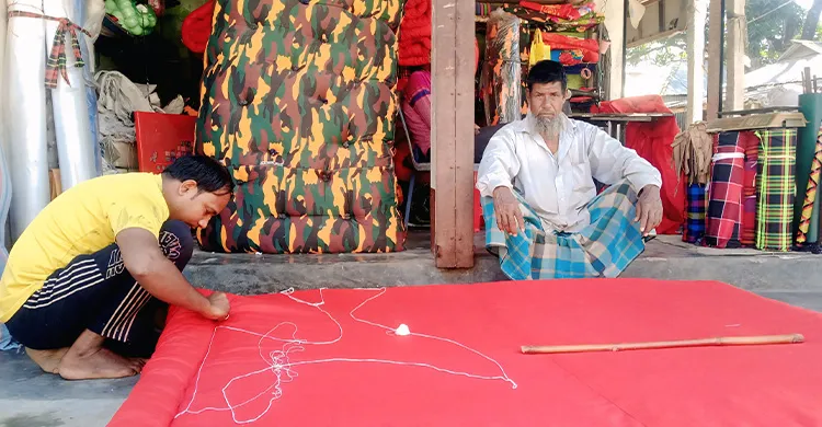 শীতের আগমনী বার্তায় ব্যস্ত লেপ-তোশক কারখানা