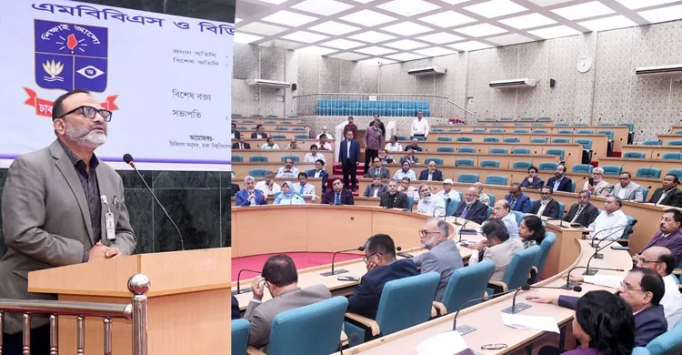 চিকিৎসা পেশাকে সেবা হিসেবে গ্রহণের আহ্বান ঢাবি উপাচার্যের