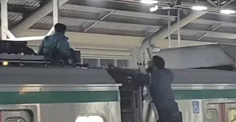 সচিবালয়ে মেট্রোরেলের ছাদে দুই ব্যক্তি, চলাচল সাময়িক বন্ধ