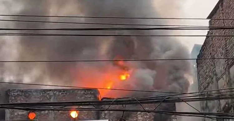 চকবাজারে আগুন দেড় ঘণ্টা পর নিয়ন্ত্রণে, ক্ষয়ক্ষতির বিস্তারিত জানা যায়নি