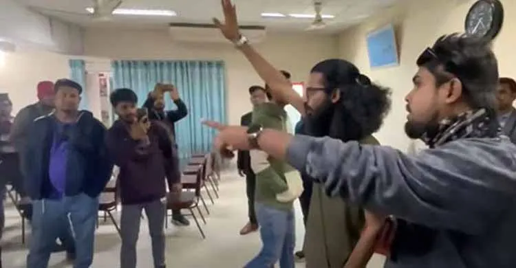 সাংবাদিকদের হুমকি দেওয়া যুবশক্তির সেই দুই নেতাকে অব্যাহতি