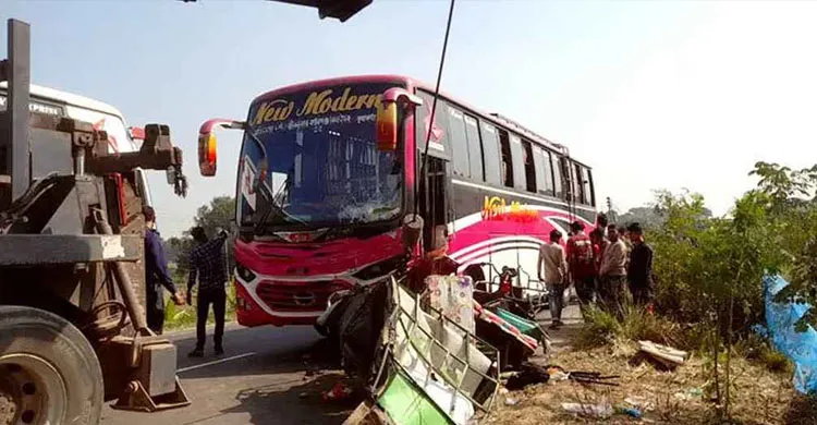 ভাঙ্গায় বাসচাপায় অটোরিকশার ৩ যাত্রী নিহত, আহত ৪
