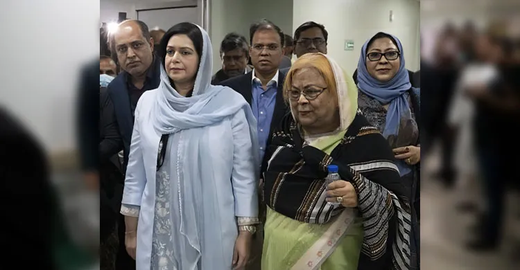 এভারকেয়ার হাসপাতালে ডা. জোবায়দা রহমানকে স্বাগত জানান  বিএনপি স্থায়ী কমিটির সদস্য সাবেক মন্ত্রী সেলিমা রহমান