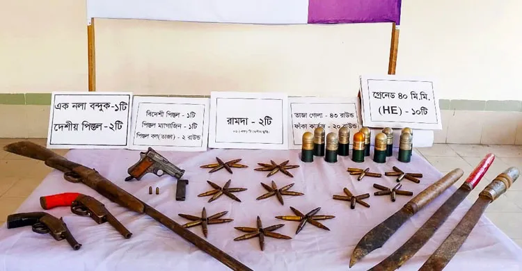 টেকনাফে নৌবাহিনীর অভিযানে বিপুল পরিমাণ দেশি-বিদেশি আগ্নেয়াস্ত্র উদ্ধার