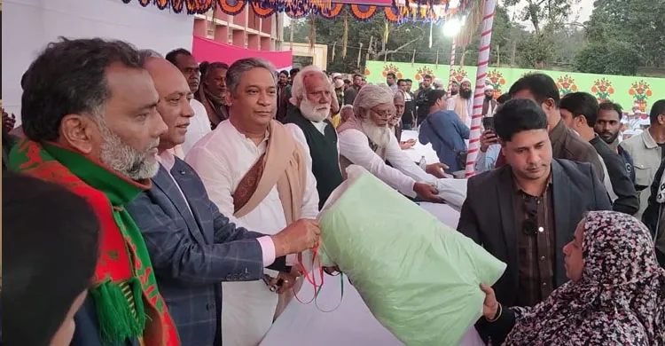 কাপাসিয়ায় বেগম খালেদা জিয়ার রোগমুক্তি কামনায় দোয়া ও শীতবস্ত্র বিতরণ