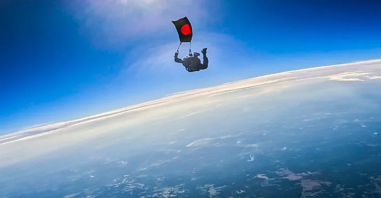 বিজয় দিবসে সর্বাধিক পতাকা হাতে প্যারাস্যুটিং, বিশ্বরেকর্ড গড়ার প্রত্যয় বাংলাদেশের