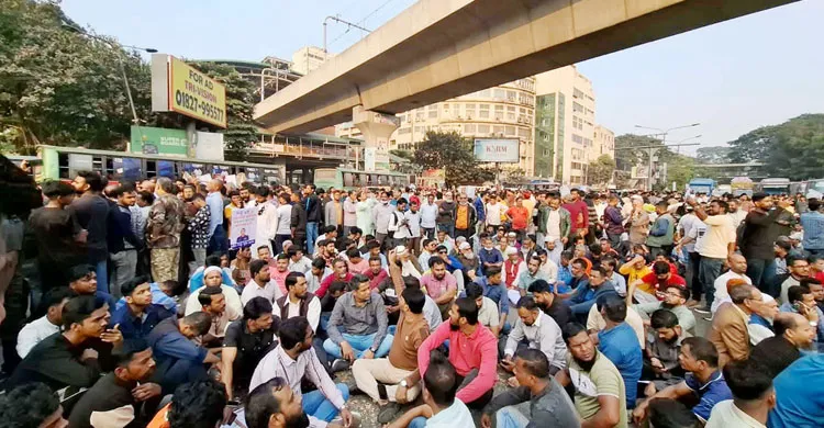 আইজিপিকে অপসারণের দাবিতে শাহবাগ অবরোধ, যানচলাচল বন্ধ