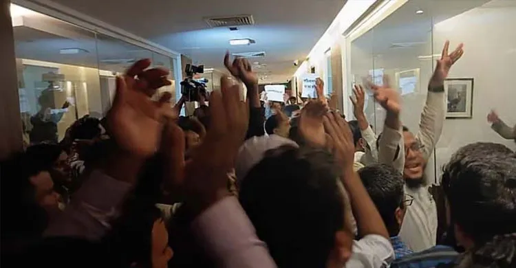 অর্থ উপদেষ্টা সচিবালয়ে চার ঘণ্টা ধরে অবরুদ্ধ