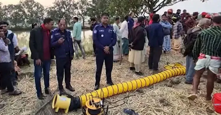 রাজশাহীতে ৩০ ফুট গভীর পাইপে আটকা ২ বছরের শিশু, চলছে উদ্ধারের চেষ্টা