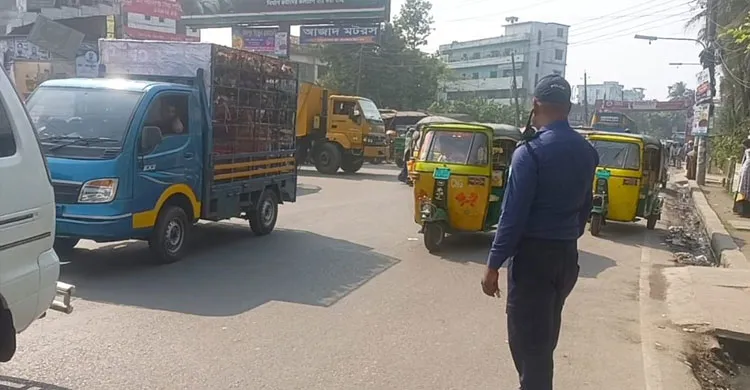 চাঁদপুরে যানজট নিরসনে ট্রাফিক বিভাগের প্রশংসনীয় উদ্যোগ
