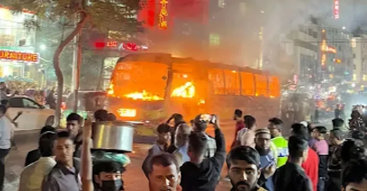 বাড্ডায় যাত্রীবাহী বাসে আগুন