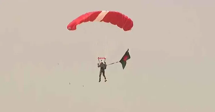 বিজয় দিবসে ইতিহাস গড়ল বাংলাদেশ, সর্বাধিক পতাকা হাতে প্যারাস্যুটিংয়ে বিশ্বরেকর্ড