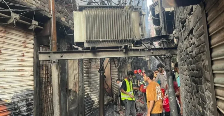 লালবাগে প্লাস্টিক কারখানায় ভয়াবহ আগুন, নিয়ন্ত্রণে ১১ ইউনিট