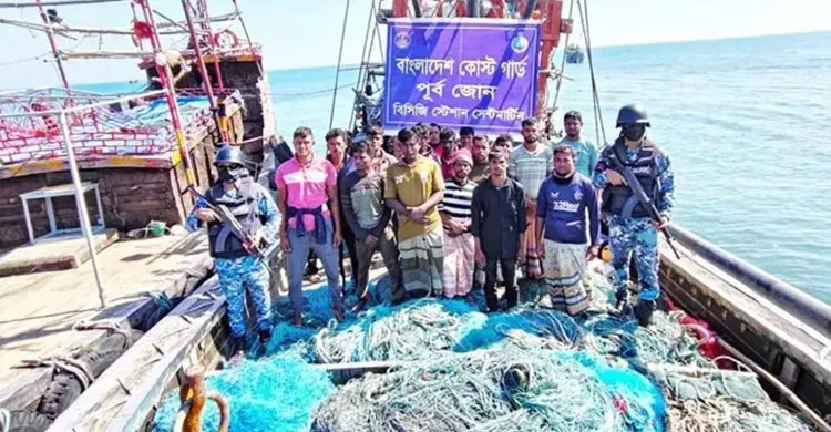 সেন্টমার্টিনে মাছধরার বোটসহ আটক-১৬