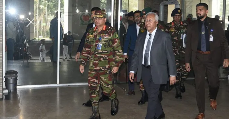 তিন বাহিনীর প্রধানের সঙ্গে বৈঠকে বসেছেন সিইসি