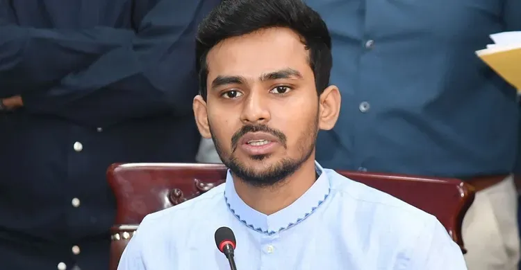 ঢাকা-১০ আসনে স্বতন্ত্র প্রার্থী হিসেবে মনোনয়ন ফরম নিলেন আসিফ মাহমুদ