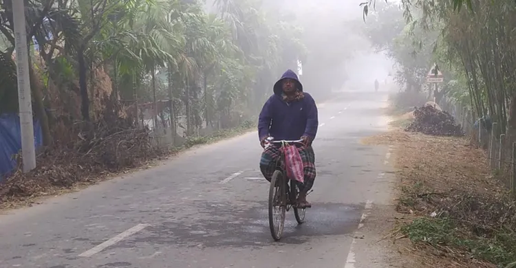 পঞ্চগড়ে ঘন কুয়াশা ও শীতে জনজীবন বিঘ্নিত