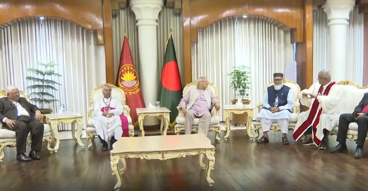 বড়দিন উপলক্ষে ধর্মীয় নেতাদের সঙ্গে প্রধান উপদেষ্টার শুভেচ্ছা বিনিময়