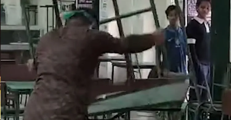 মধুর ক্যান্টিনে হঠাৎ ভাঙচুর, অজ্ঞাত যুবক আটক