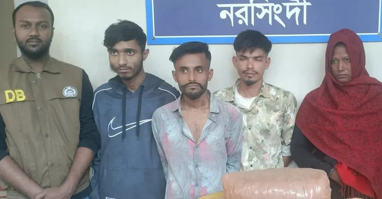 যাত্রী বেশে সিএনজিতে গাঁজা বহন, আটক ৪