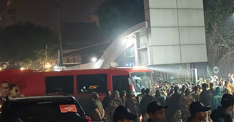 মায়ের টানে এভারকেয়ার হাসপাতালে তারেক রহমান