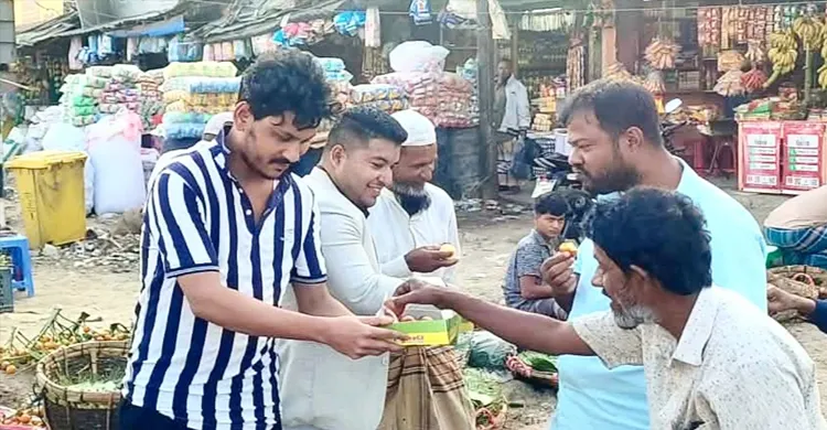 তারেক রহমানের স্বদেশ প্রত্যাবর্তন উদযাপনে এক মণ মিষ্টি বিতরণ ছাত্রদল নেতার